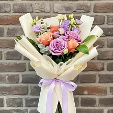 Букет цветов из:  Лизиантусы и Розы в Тайдаково