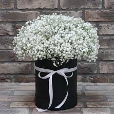 Цветочная композиция из Гипсофила в шляпной коробке в Тайдаково